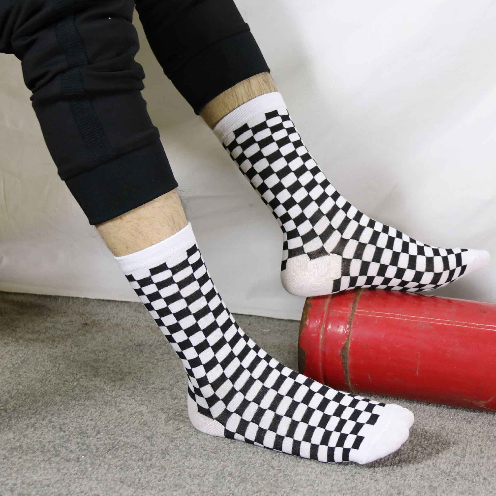 Street Style Black And White Checkered Cotton Socks Couple In Tube Skateboard Checkered Stockings For Men And Women